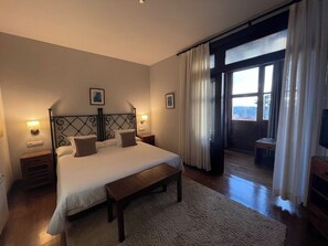 Quarto superior, vista para a montanha | Cofres nos quartos, escrivaninha, ferros/tábuas de passar roupa