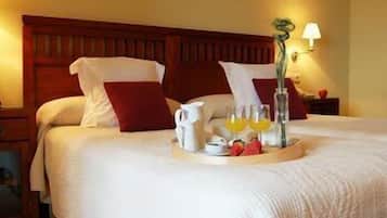 Double Room | 1 bedroom, in-room safe, desk, iron/ironing board