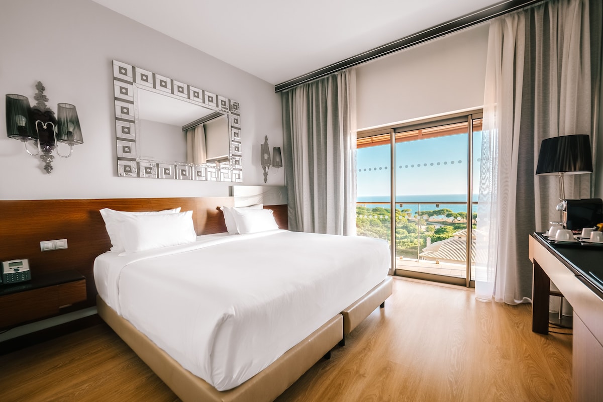 Premium bedding, minibar, in-room safe, desk