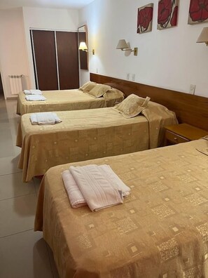 Brankas, setrika/meja setrika, dan tempat tidur bayi gratis