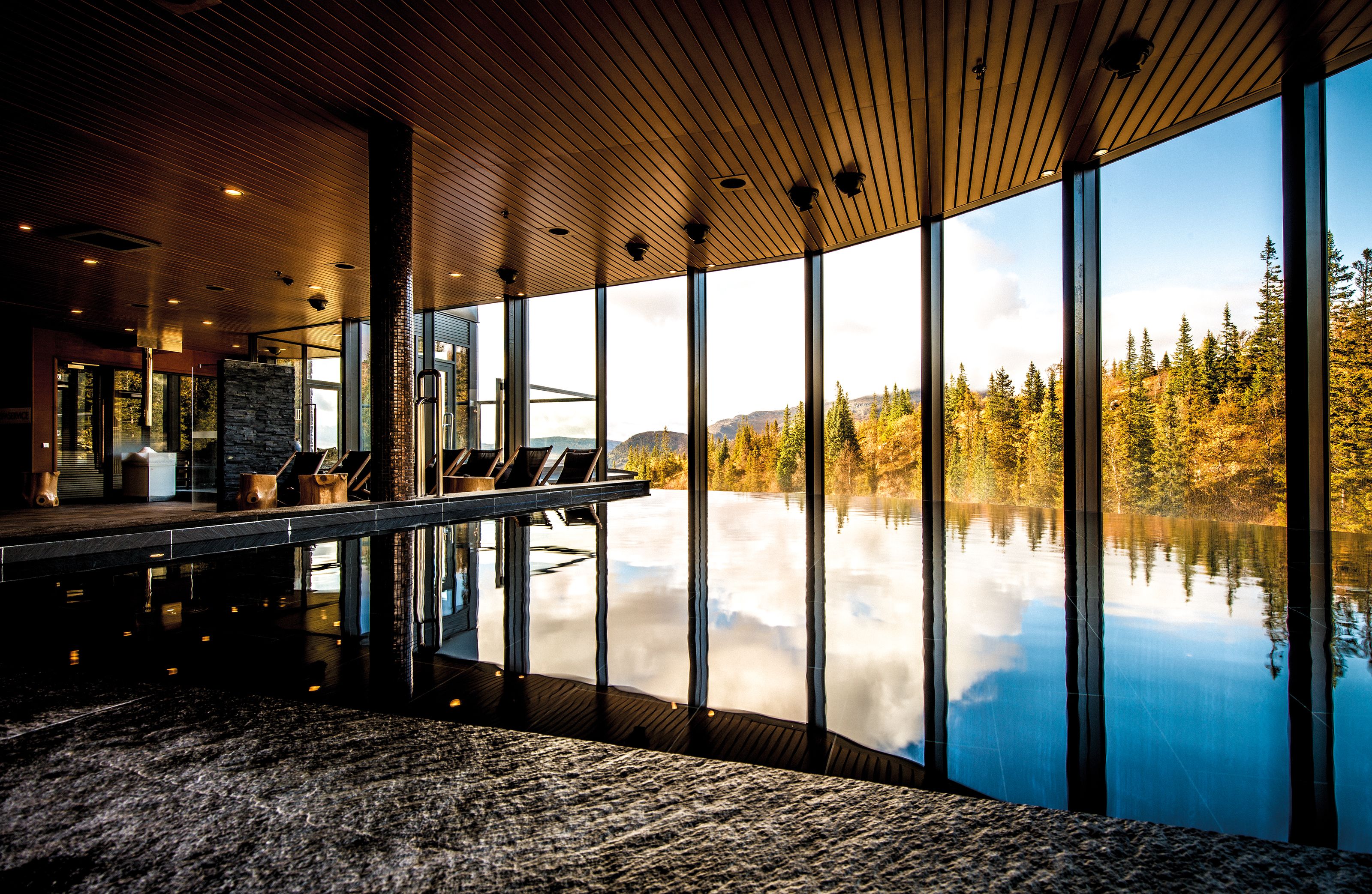 2 室内游泳池，室外游泳池