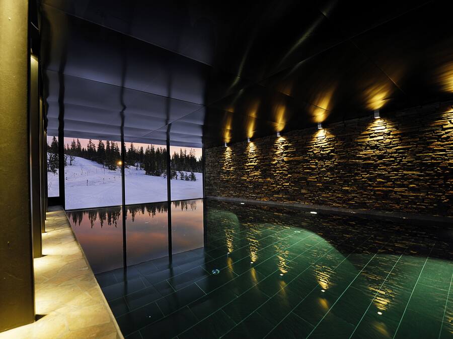 2 innendørsbassenger og utendørsbasseng