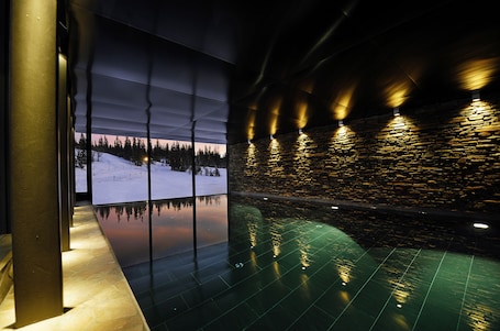 2 piscinas techadas, una piscina al aire libre