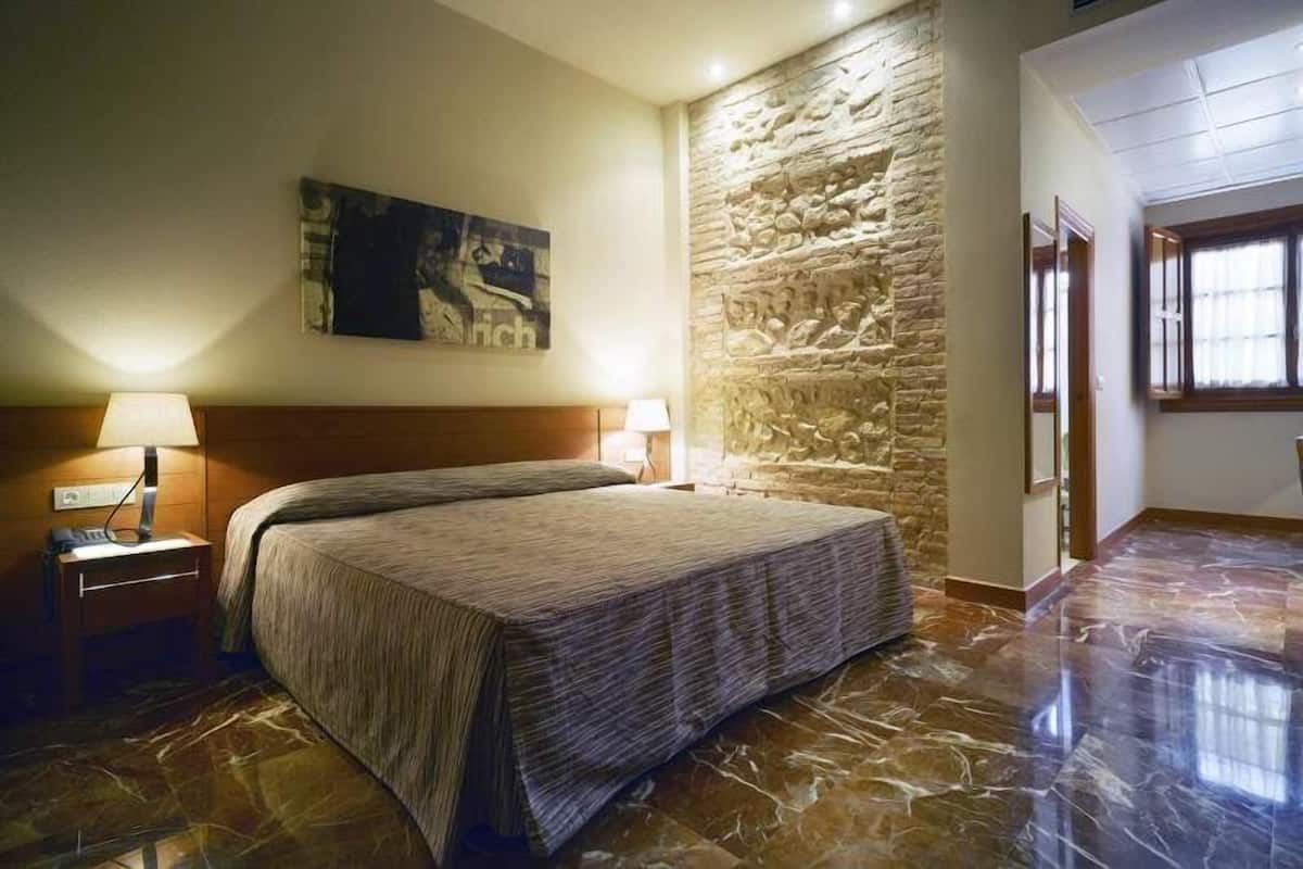 Quarto clássico, 2 camas de solteiro | Frigobar, cofres nos quartos, escrivaninha, Wi-Fi de cortesia