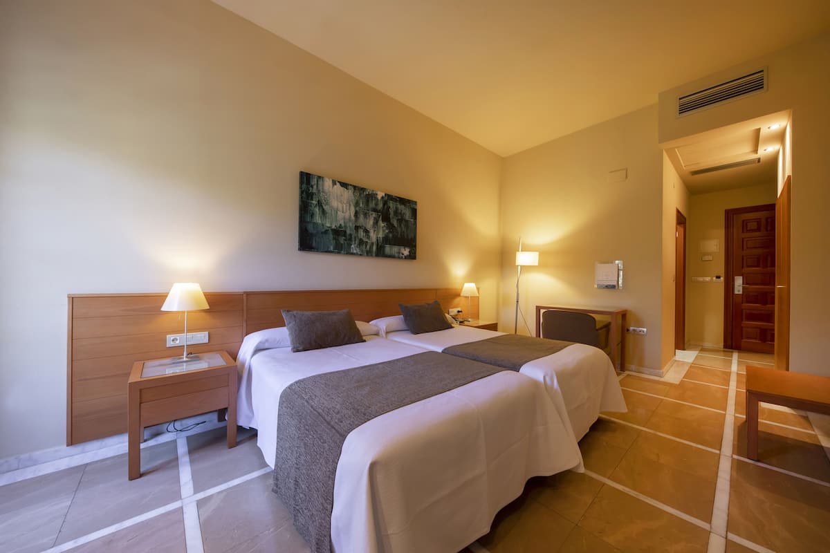 Quarto superior, 2 camas de solteiro | Frigobar, cofres nos quartos, escrivaninha, Wi-Fi de cortesia