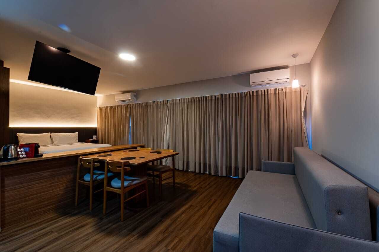 Ropa de cama de alta calidad, colchones con efecto memoria y minibar 
