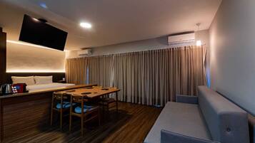 Ropa de cama de alta calidad, colchones con efecto memoria y minibar