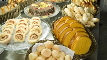 Desayuno buffet diario (BRL 48.50 por persona)