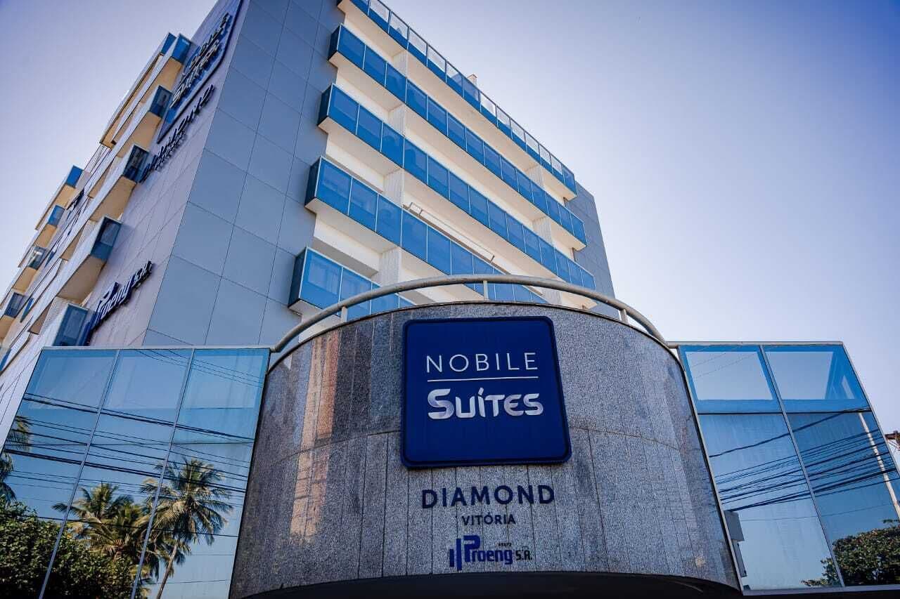 Un moderno edificio de hotel con un letrero que dice 'NOBLE SUITES' y 'DIAMOND VITORIA'.