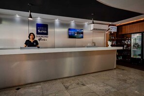 Una mesa de recepción con un cartel que indica 'Noble Suites' y 'Diamond Market'.