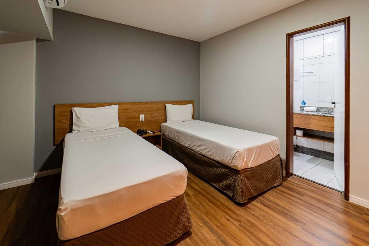 Habitación individual superior | Ropa de cama de alta calidad, colchones viscoelásticos, minibar