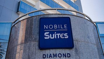 Un cartel de hotel con la marca 'NOBLE SUITES' y 'DIAMOND VITORIA'.