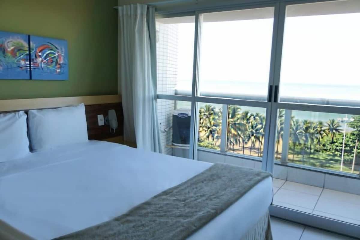 Ropa de cama de alta calidad, colchones con efecto memoria y minibar 