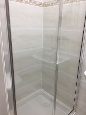 Ducha, secador de pelo y toallas