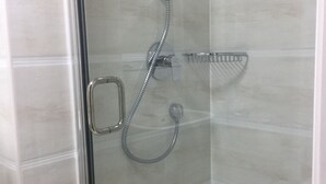 ダブルルーム | バスルーム | シャワー、ヘアドライヤー、タオル
