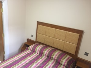 Habitación doble | Caja fuerte, escritorio, ropa de cama