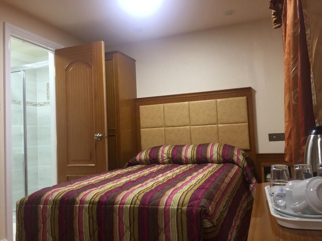 In-room safe, desk, bed sheets
