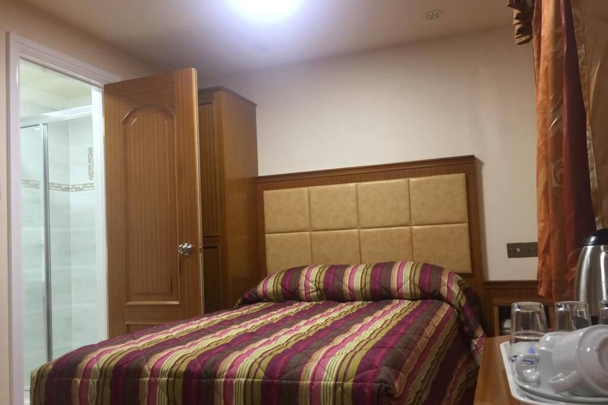 In-room safe, desk, bed sheets