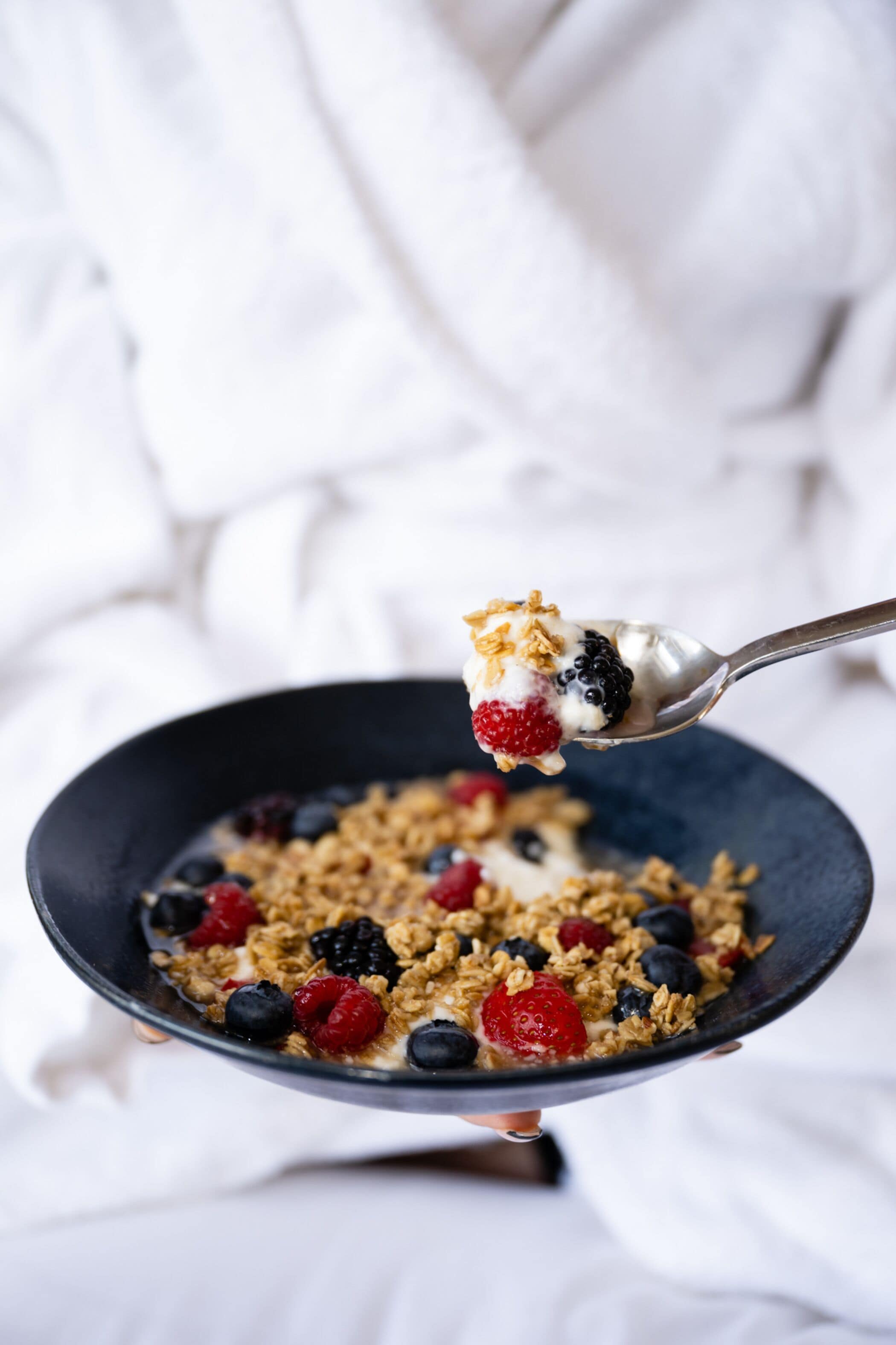 Un tazón de granola con bayas y yogur.