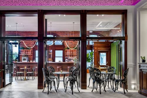 Sert le dîner, le brunch et l'apéritif