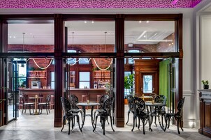 Serves dinner, brunch, and happy hour