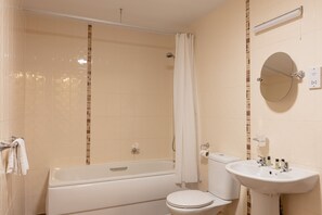 Combined shower/tub, free toiletries, towels