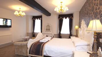 Chambre supérieure double | Décor unique, ameublement unique, bureau