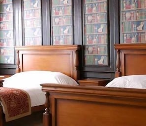 Individually decorated, individually furnished, desk, laptop workspace - The Old Crown Coaching Inn (Faringdon)