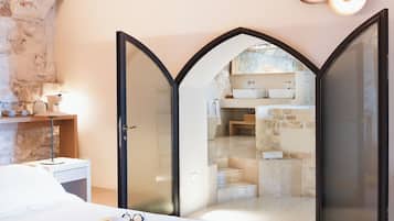 Suite Master | 1 bedroom, Frette Italian sheets, premium bedding, down comforters