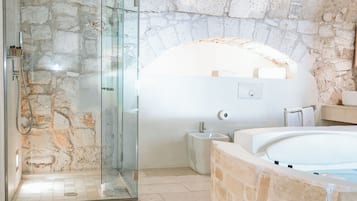 Suite Master | Badezimmer | Designer-Toilettenartikel, Haartrockner, Bademäntel, Hausschuhe