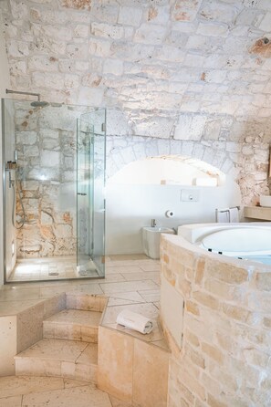 Suite Master | Bathroom - La Sommità Relais & Chateaux (Ostuni)