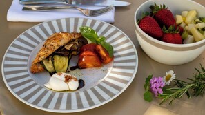 Free daily buffet breakfast