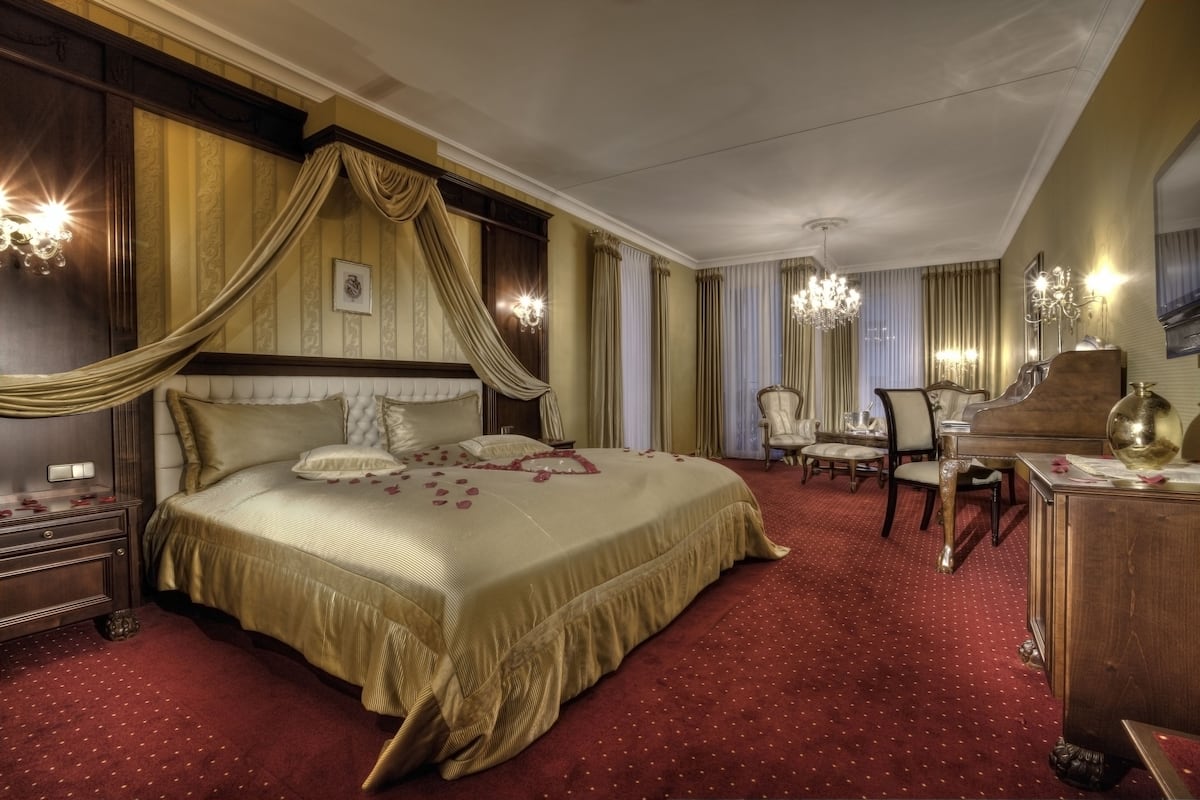 Romance Suite | Míníbar, öryggishólf í herbergi, skrifborð, myrkratjöld/-gardínur