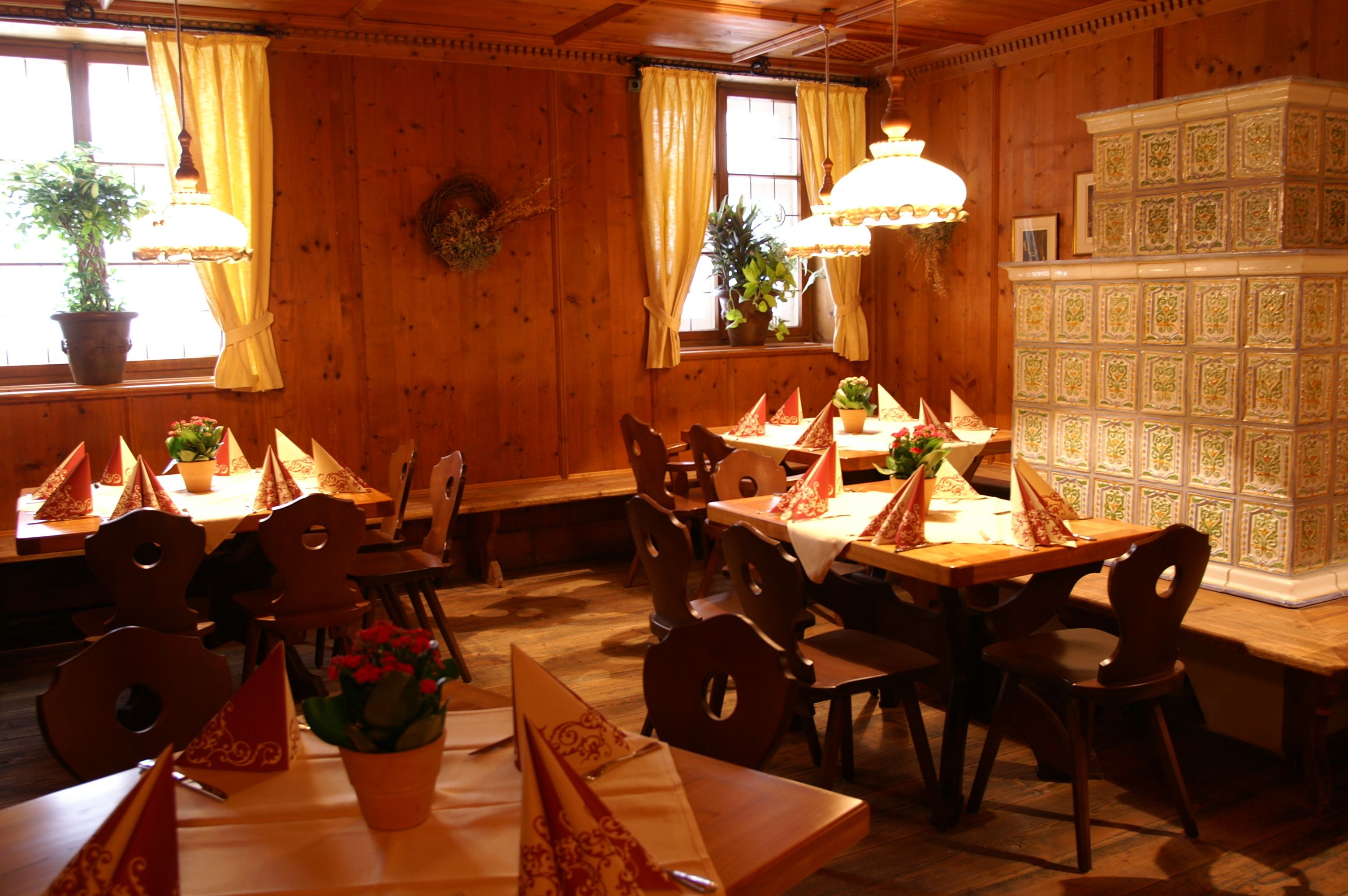 供应午餐和晚餐，地方菜