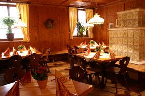 Lunch and dinner served, local cuisine - Hotel zum Erdinger Weissbräu (Erding)