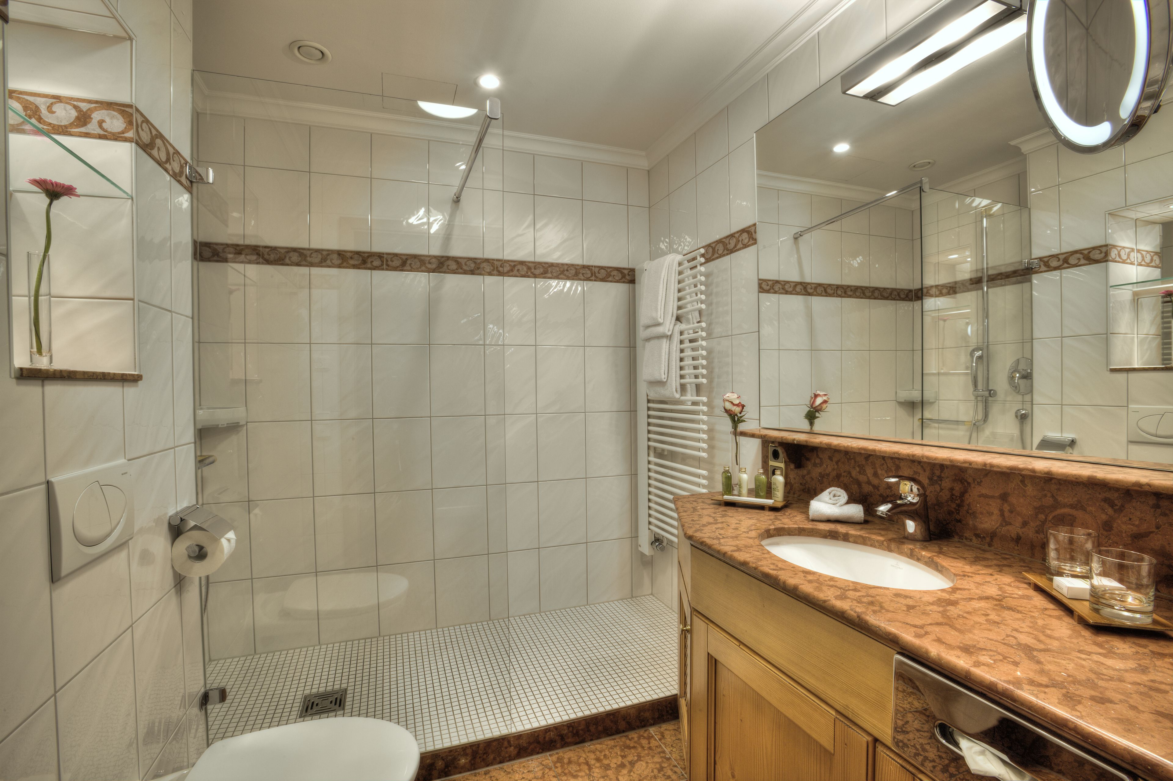 combined shower/bathtub, hair dryer, towels