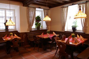 Lunch and dinner served, local cuisine - Hotel zum Erdinger Weissbräu (Erding)