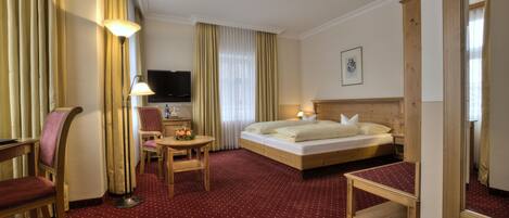 Een minibar, een kluis op de kamer, een bureau, verduisterende gordijnen