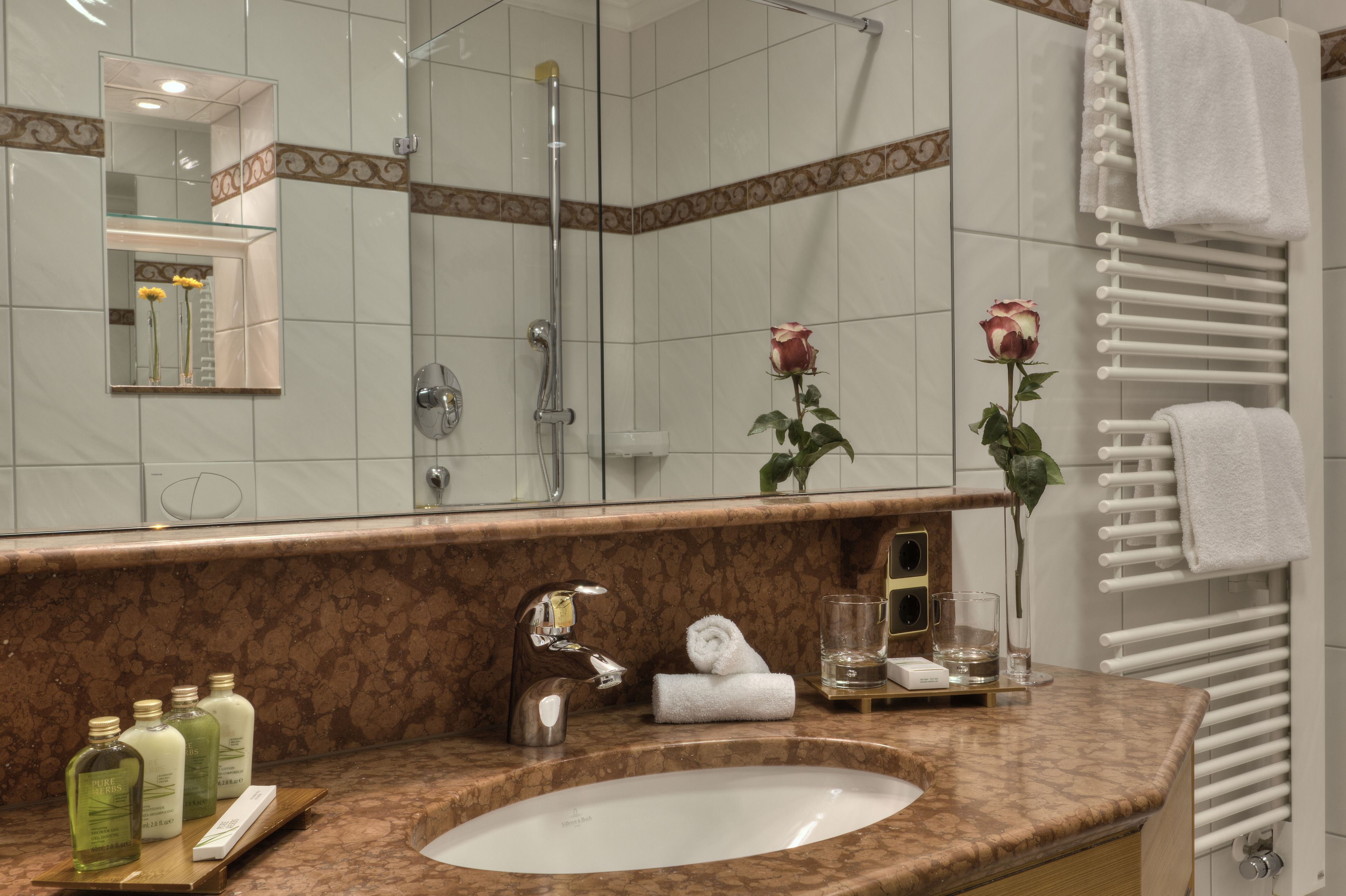 combined shower/bathtub, hair dryer, towels