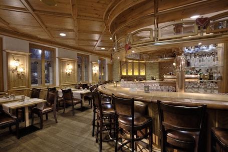 Bar (on property). Hotel zum Erdinger Weissbräu