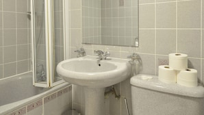 Ein Badezimmer mit Waschbecken, Toilette und Dusche.