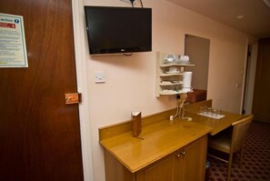 Hochwertige Bettwaren, Zimmersafe, Schreibtisch, Bügeleisen/Bügelbrett