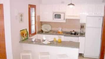 Frigorífico grande, microondas, placa de cocina y lavavajillas