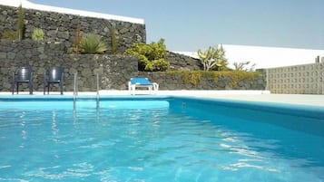 Udendørs pool, parasoller, liggestole