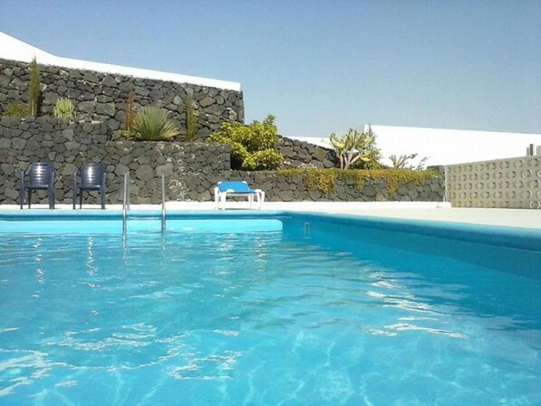 室外游泳池,池畔遮阳伞,日光浴躺椅