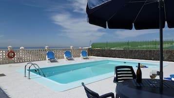 Piscina all'aperto, ombrelloni da piscina, lettini