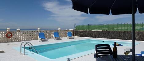 Udendørs pool, parasoller, liggestole