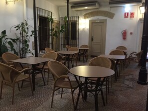 Daily cooked-to-order breakfast for a fee - Los Patios Hotel (Córdoba)