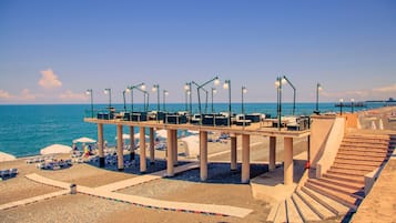 Playa privada, camastros, sombrillas y toallas de playa