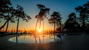2 Außenpools, Sonnenschirme, Liegestühle